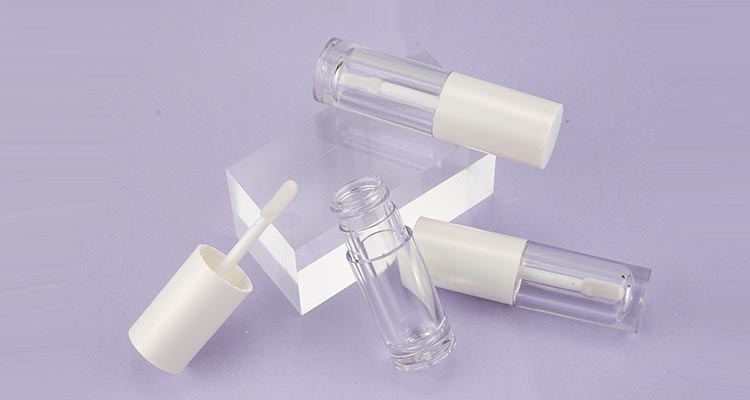 Round lipgloss tube with white cap