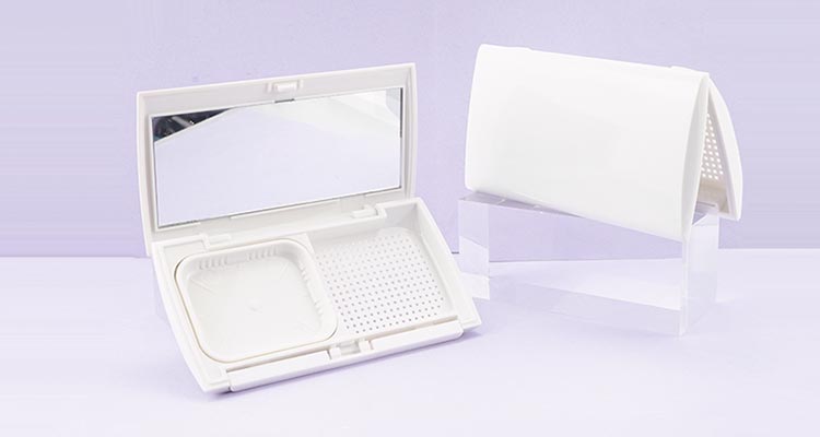 Compact powder case with sifter