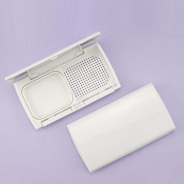 Compact powder case with sifter