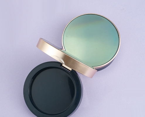 Round compact powder case with magnetic closure