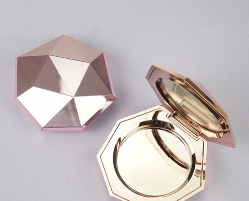 Diamond shape compact powder case with magnetic closure