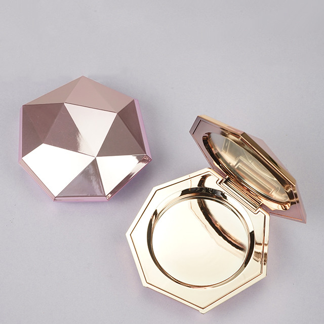 Diamond shape compact powder case with magnetic closure