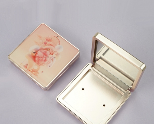 Magnetic compact powder case with mirror