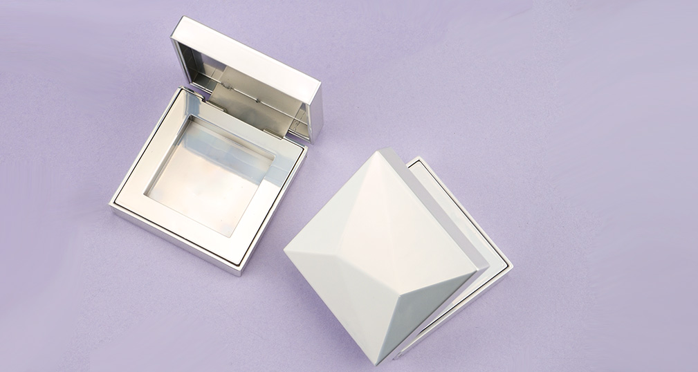 Unique compact powder case with magnetic closure